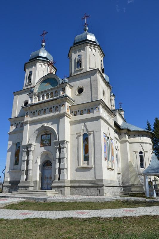 Biserica - vedere exterioară